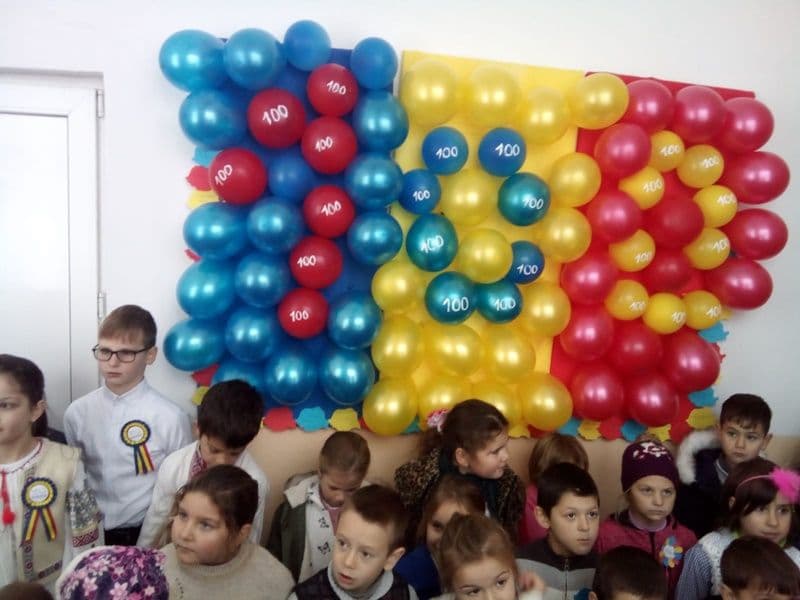 Elevii Școlii Gimnaziale nr.1 Văculești și-au arătat dragostea de țară îmbrăcând portul popular de Ziua Naţională - FOTO
