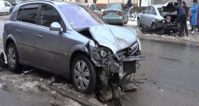 ACCIDENT: Autoturism parcat regulamentar lovit de un șofer care circula în stare de ebrietate