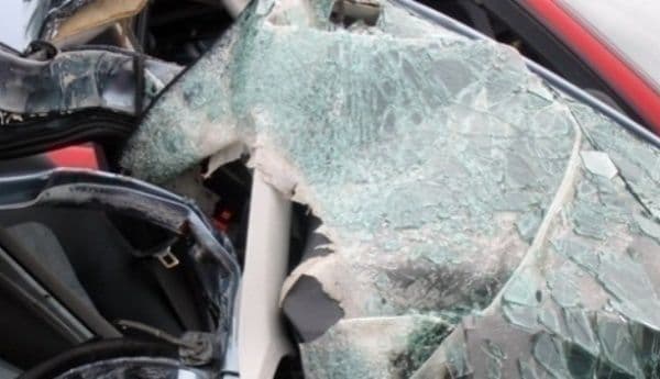 Accident grav în Suceava, după ce un microbuz s-a ciocnit frontal cu un autoturism. Sunt nouă victime
