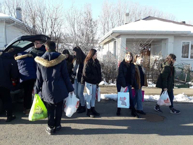 Un grup de elevi și profesori de la Colegiul Naţional „A.T. Laurian” au venit în ajutorul unei familii nevoiașe din Dorohoi - FOTO
