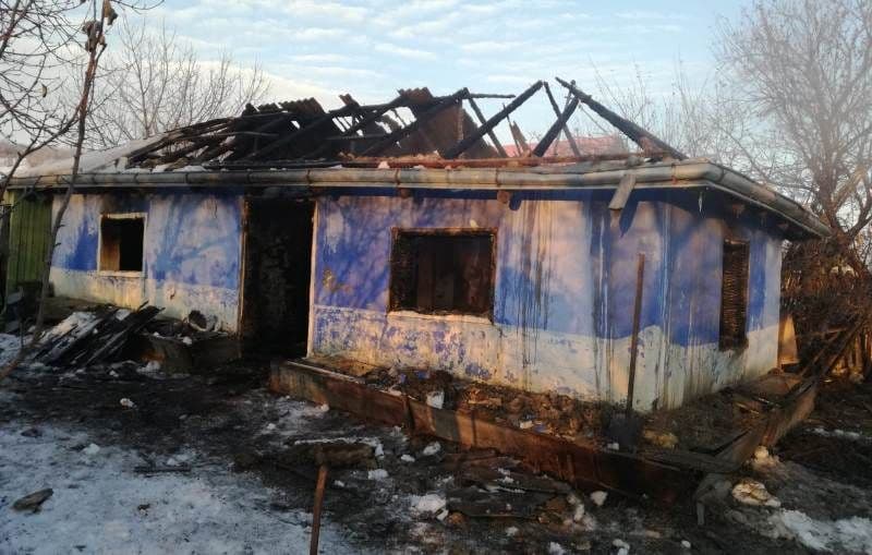 Moarte cruntă: Femeie decedată într-o casă distrusă de incendiu