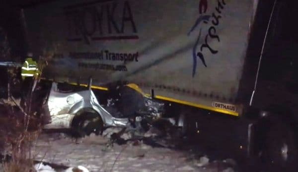 Accident cumplit în Suceava. Cinci tineri au murit pe loc, după ce mașina lor a intrat sub un TIR