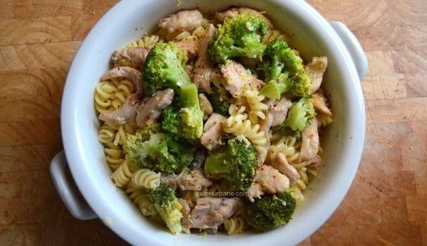 Paste cu pui, broccoli și ciuperci