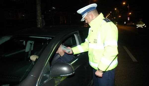 Încă un şofer băut, depistat de poliţişti. Avea o alcoolemie de 0,73 mg/l în aerul expirat
