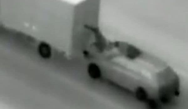 Vestul sălbatic s-a mutat pe şoselele din România. Bărbați prinși în timp ce furau din tiruri aflate în mișcare – VIDEO