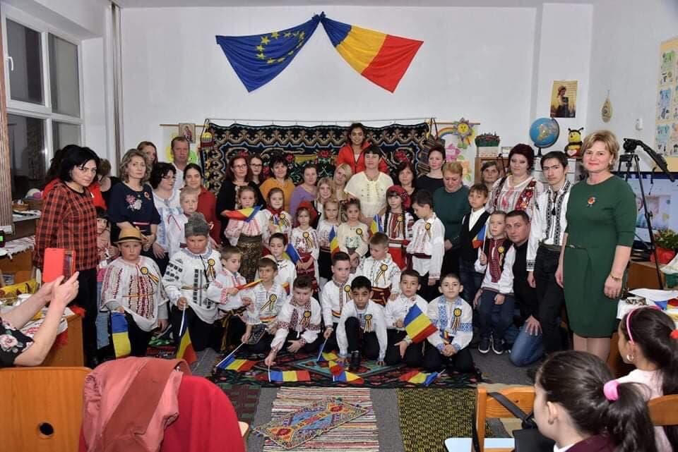 „Micii românași” șezătoare tradițională prezentată de elevii clasei I „Step by Step” de la Școala „Al. I. Cuza” Dorohoi - FOTO