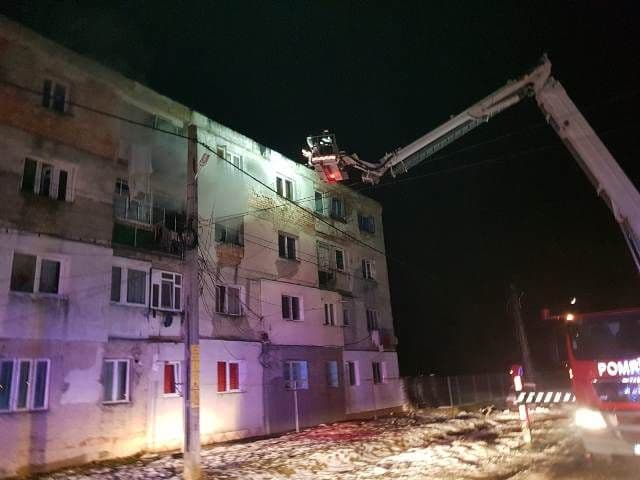 Incendiu puternic într-o garsonieră din Bucecea! 32 de persoane evacuate de pompieri - FOTO