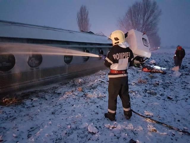 Accident! O cisternă a unei firme din Dorohoi încărcată cu benzină și motorină s-a răsturnat în județul Bacău - FOTO