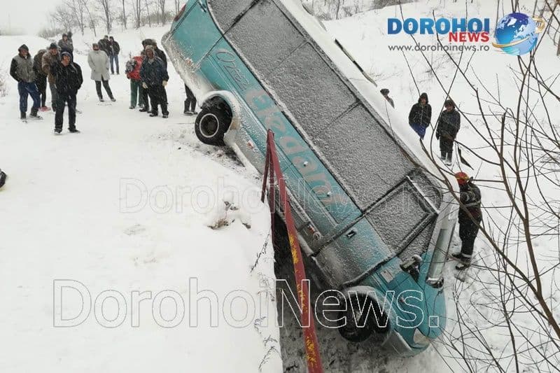 Accident ce se putea termina tragic! Un microbuz s-a răsturnat la Brăești - FOTO