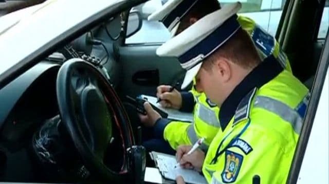Tânăr de 18 ani, fără permis, la plimbare cu mașina