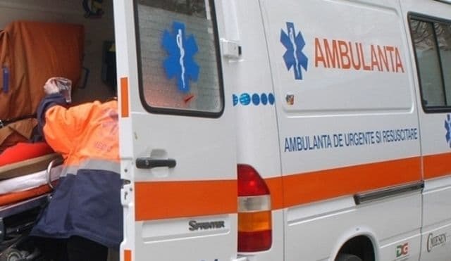 Accident! Două persoane rănite după ce o mașină a intrat pe contrasens