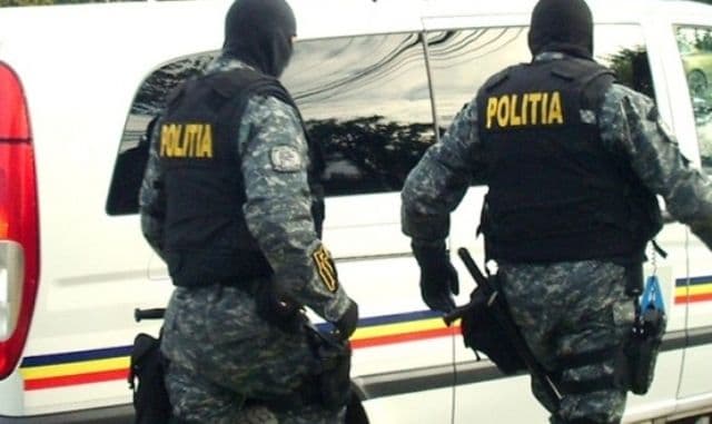 Percheziții desfășurate de polițiști la persoane cercetate pentru comiterea de furturi