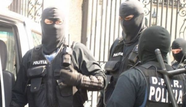 Două mandate de percheziţie domiciliară puse în executare de poliţiştii din Botoșani