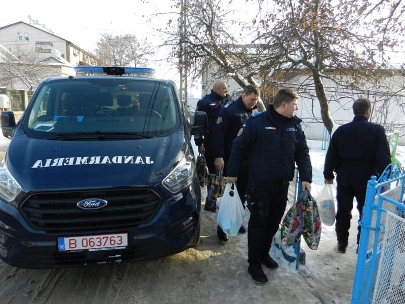 Cadouri de la jandarmii din Botoșani, pentru copii