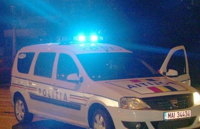 Accident la Vârfu Câmpului! O mașină scăpată e sub control a intrat într-un șanț