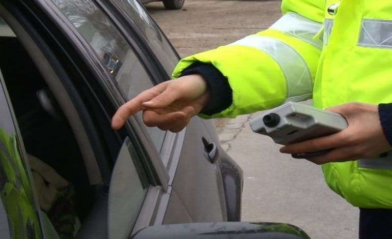 ȘMECHER cu acte în regulă! Depistat în timp ce conducea beat și fără permis