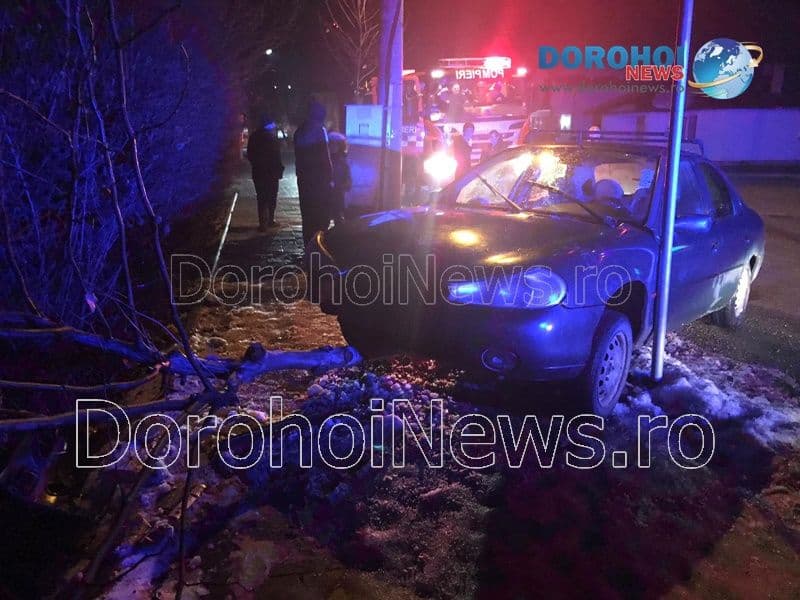 Accident în Dorohoi! O mașină scăpată de sub control a ieșit de pe carosabil – FOTO