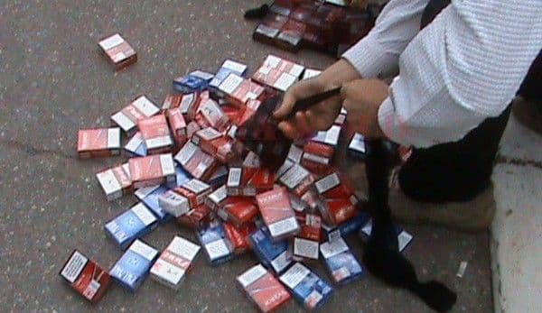 Ţigări de contrabandă confiscate de poliţişti de la un tânăr de 19 ani din zona Pieţei Centrale