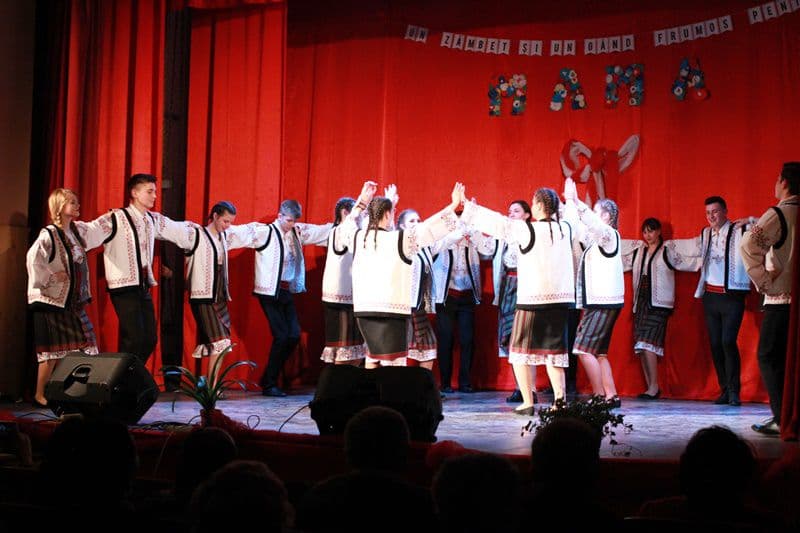 spectacol 8 martie la seminarul dorohoi 10
