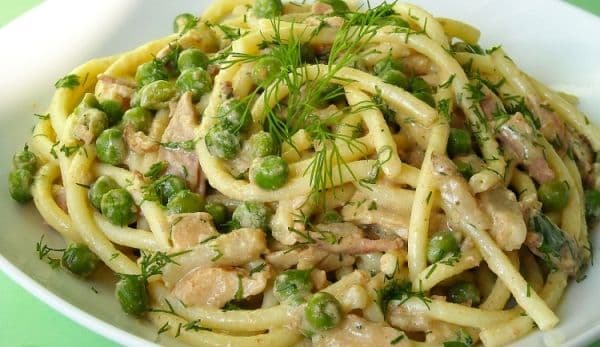 Spaghete cu șuncă, mazăre și sos de smântână