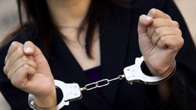 Femeie reținută pentru încălcarea controlului judiciar