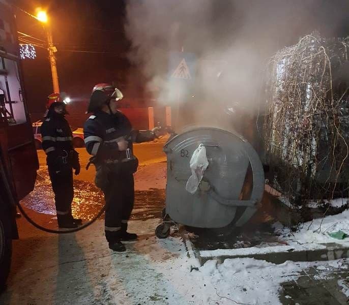 Incendiu izbucnit la un container de gunoi de pe Aleea Vișinului din Dorohoi - FOTO