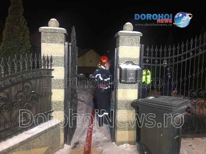Incendiu izbucnit la o casă de pe strada Spiru Haret din Dorohoi. Pompierii au intervenit pentru stingere - FOTO