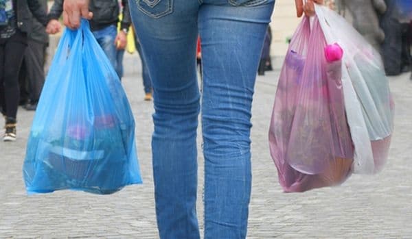 Amenzi uriaşe pentru patronii de magazine și vânzătorii din piețe care încă folosesc la vânzare pungi din plastic