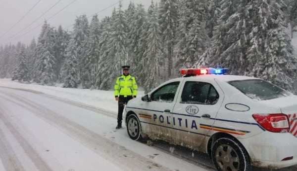 Deplasări în siguranţă pe drumurile acoperite cu zăpadă. 10 echipaje de poliţie rutieră vor acţiona pe raza judeţului Botoșani în aceste zile