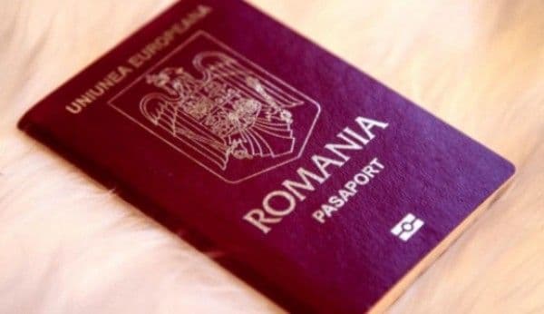 Paşapoartele electronice trec de la „roşu vişiniu” la „roşu închis”. Ce alte modificări vor avea noile documente