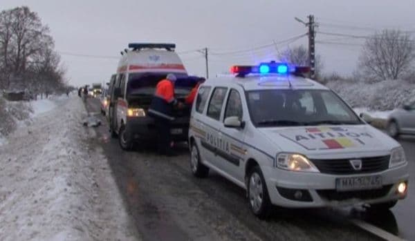 Femeie ranită după ce mașina în care se afla a derapat și a zburat într-un gard