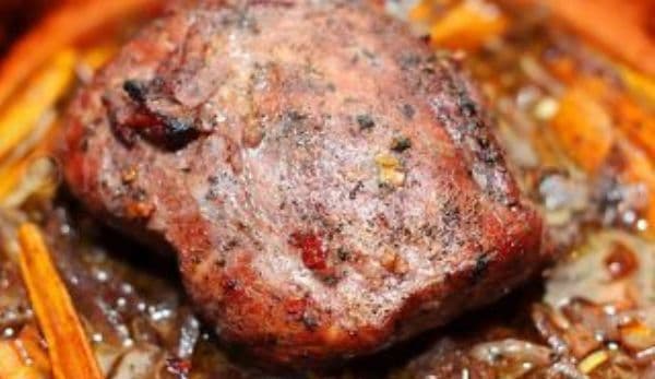 Friptură de porc cu sos de vin roșu