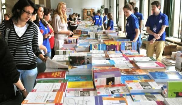 Manualul unic dispare. Ministerul Educaţiei anunţă din nou licitaţii pentru manualele şcolare