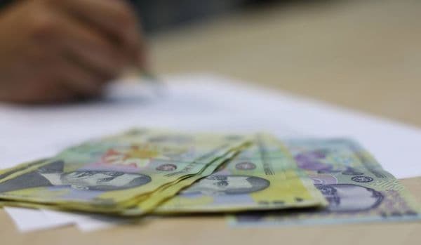 E oficial! Toți bugetarii vor primi bani în plus la salariu! Când se va întâmpla
