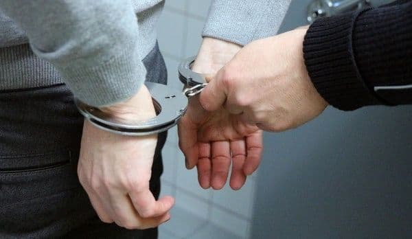 Polițiștii din Darabani au identificat și reținut doi bărbați care erau condamnați la închisoare pentru conducere fără permis