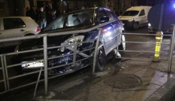 Accident provocat de un șofer băut care a intrat cu mașina în scuarul unei staţii de tramvai