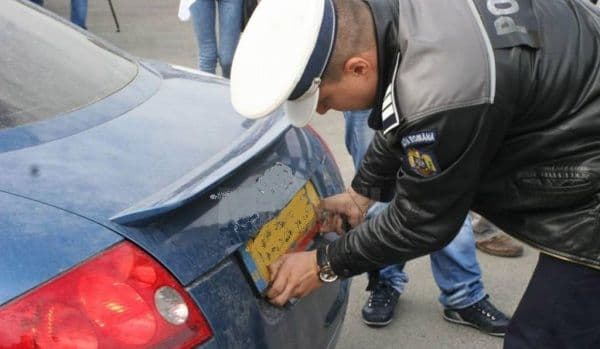 Tânăr de 21 de ani, cercetat de polițiști după ce a fost prins la volan fără permis de conducere şi cu plăcuţele de înmatriculare false