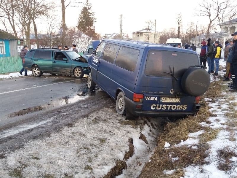 Accident! Impact frontal între un autoturism și un microbuz al Vămii Rădăuți Prut - FOTO