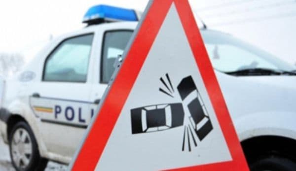 Accident rutier produs din neatenție. Pasagerul dintr-un autoturism a fost rănit
