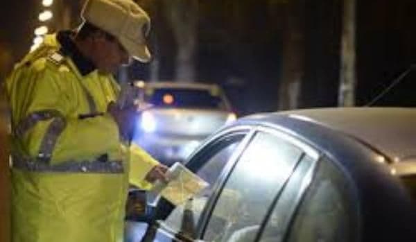 Tânăr din Botoșani, depistat conducând un autoturism care avea numerele expirate