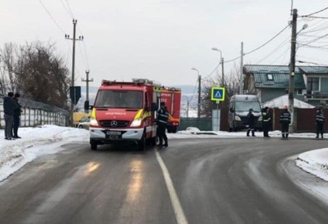 Accident grav cu pericol de explozie! Un șofer a intrat cu mașina într-o țeavă de gaz