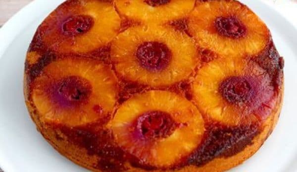 Prăjitură răsturnată cu ananas