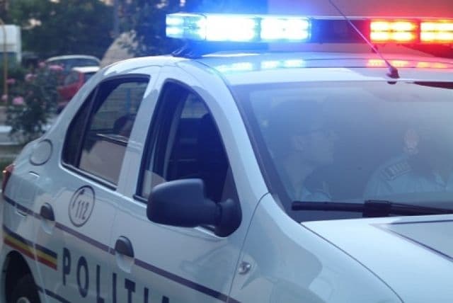 Tupeu la 18 ani! Prins fără permis la volanul unui autoturism cu numere false