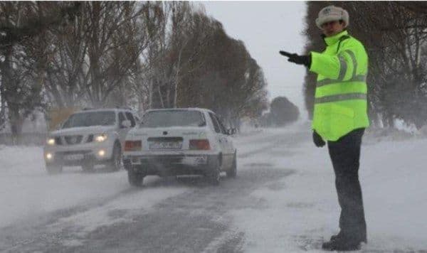 Recomandări ale polițiștilor privind circulația rutieră în condiții de iarnă