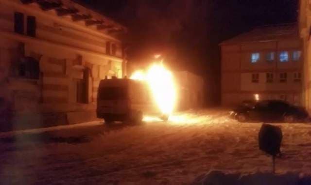 Ambulanţă în flăcări la Botoşani. Maşina s-a făcut scrum la puțin timp după ce s-a întors din misiune
