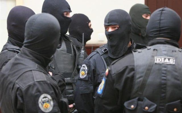 Percheziții la hoți de buzunare! Trei bărbați reținuți pentru 24 de ore