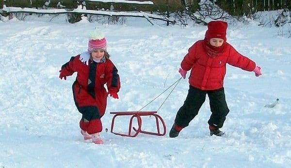 Ce trebuie să urmărești atunci când copilul tău se joacă în zăpadă