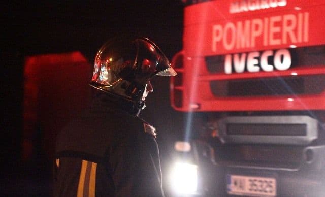 Incendiu la un magazin mixt din George Enescu! Pompierii dorohoieni au intervenit pentru stingere