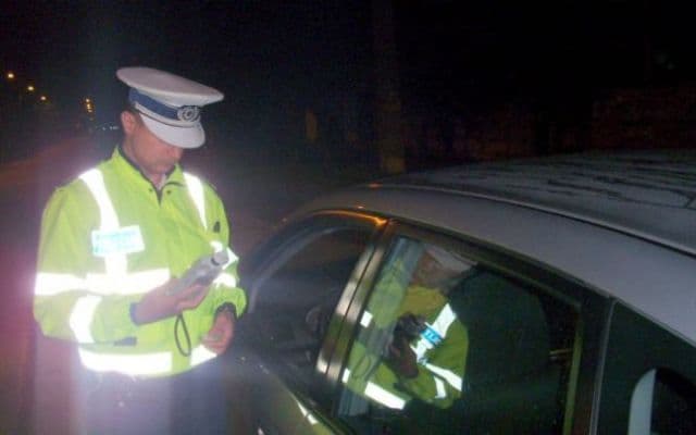 Surpriză pentru polițiștii drohoieni! Tânăr prins băut și fără permis la volanul unei mașini fără asigurare