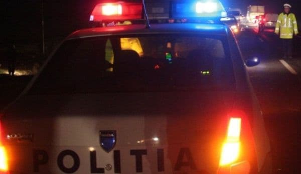 O adolescentă a ajuns la spital după ce a fost luată pe capotă de un șofer neatent